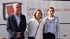 La directora de Chemcyl, Lydia Blanco, la presidenta de la hermandad de donantes de Valladolid y el director general de Salud Digital