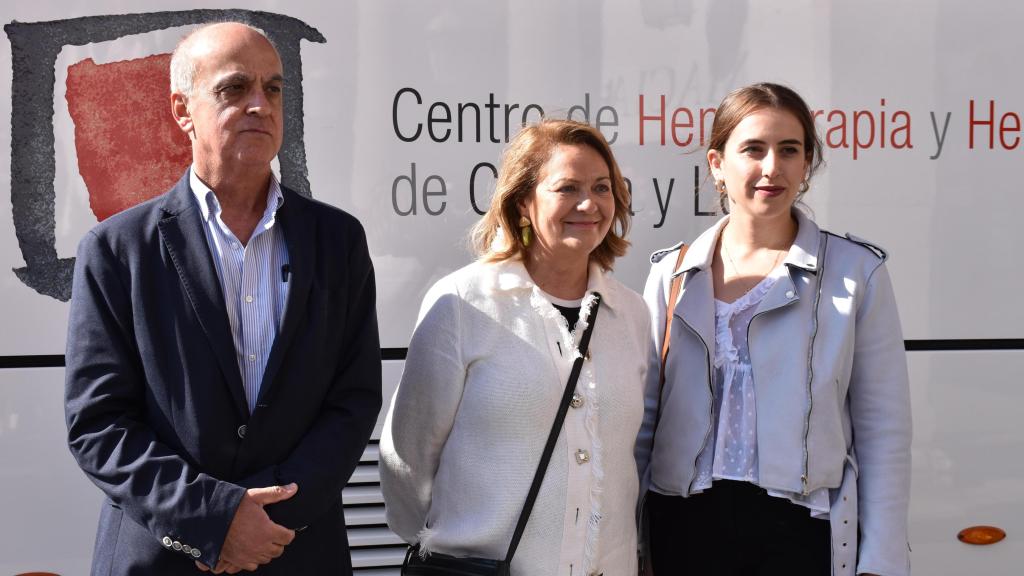 La directora de Chemcyl, Lydia Blanco, la presidenta de la Hermandad de Donantes de Valladolid, Elizabet Arija; y el director general de Salud Digital, Juan Manuel Gil González