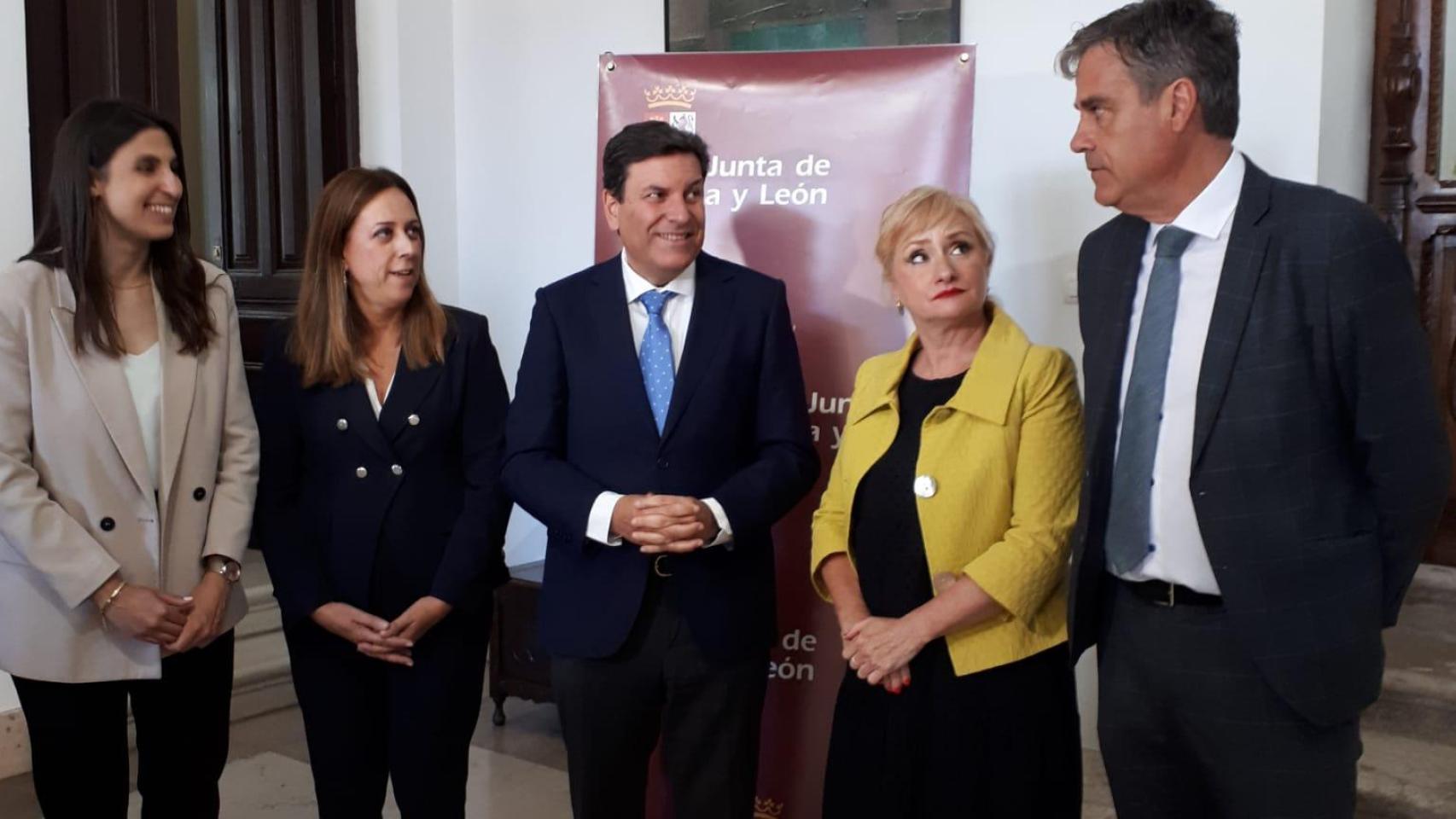 Carlos Fernández Carriedo visita el Ayuntamiento de Toro, junto a Leticia García y Rafael González