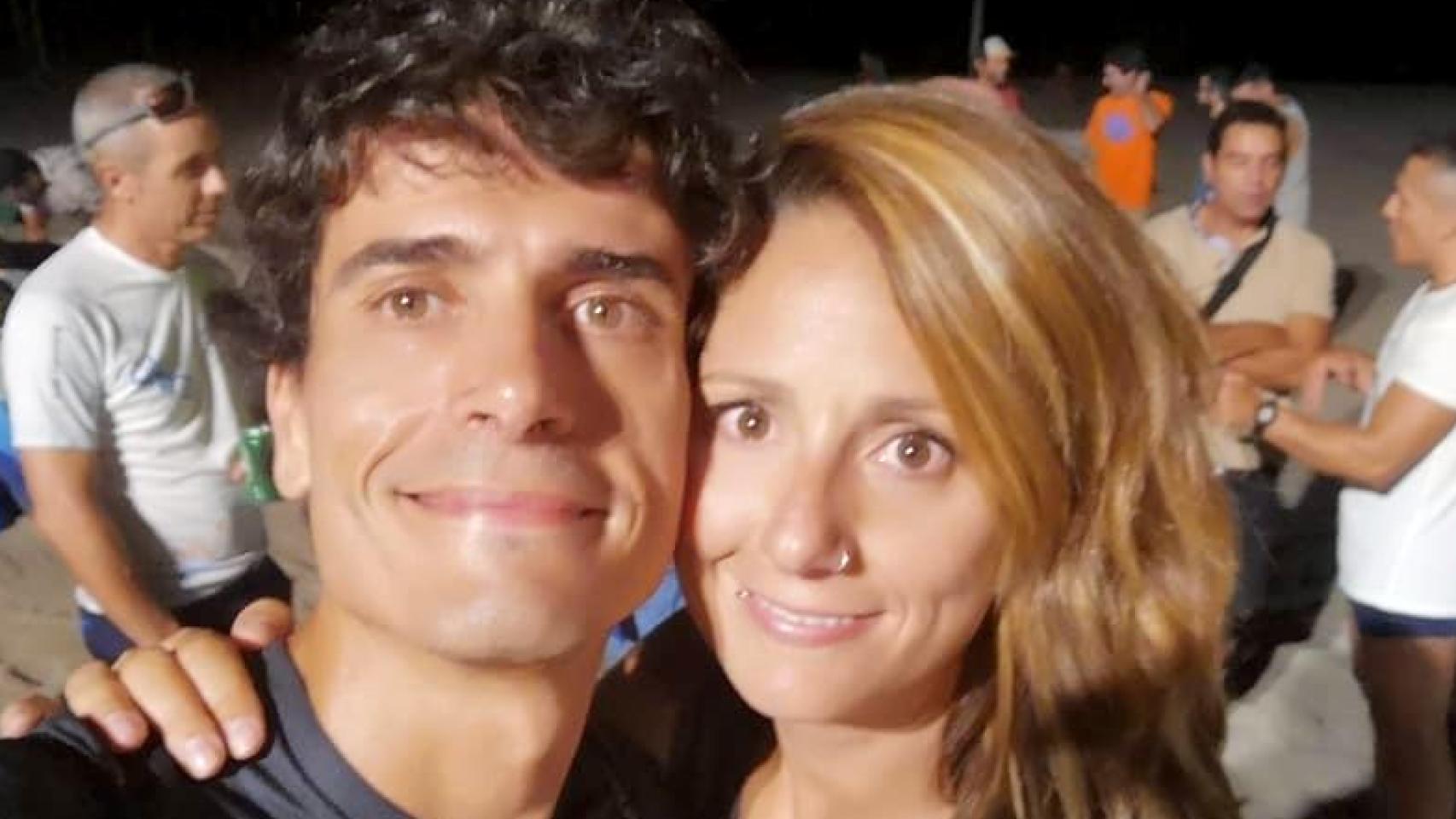 Elia Muñoz Zadívar junto a su marido, Raúl Barriocanal, en una fotografía de las redes sociales de él.