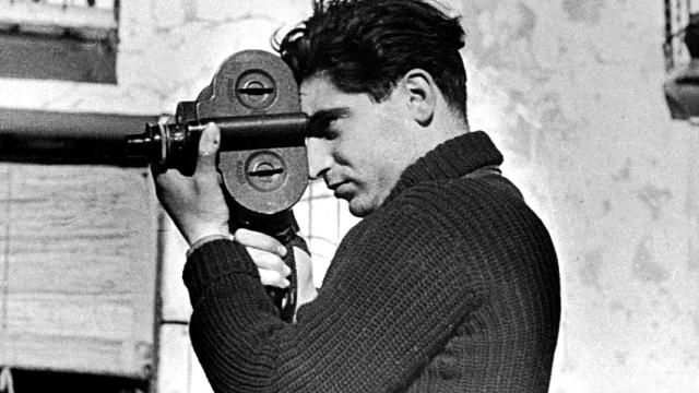 El fotógrafo Robert Capa, fundador de Magnum Photos, en 1937. Foto: Gerda Taro
