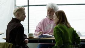 Tilda Swinton, Pedro Almodóvar y Julienne Moore, en un ensayo de 'La habitación de al lado'