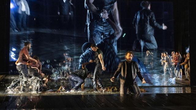 Una escena de la moderna puesta en escena de 'Nabucco', que podrá verse en Sevilla. Foto: Carole Parodi