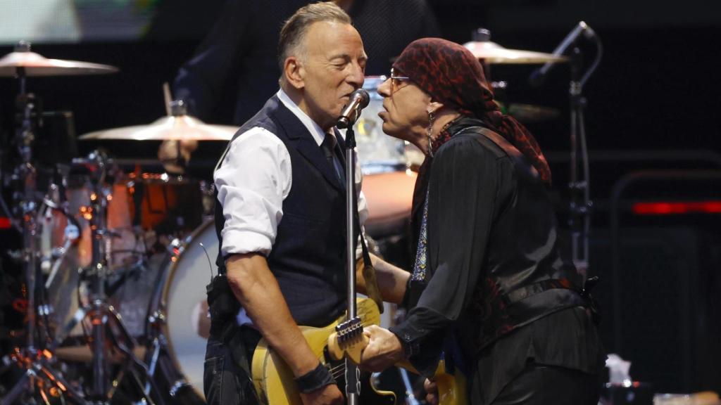 Bruce Springsteen y el guitarra Steven van Zandt acompañados por la E. Street Band, durante el concierto en el Metropolitano. Foto: EFE / Juanjo Martín