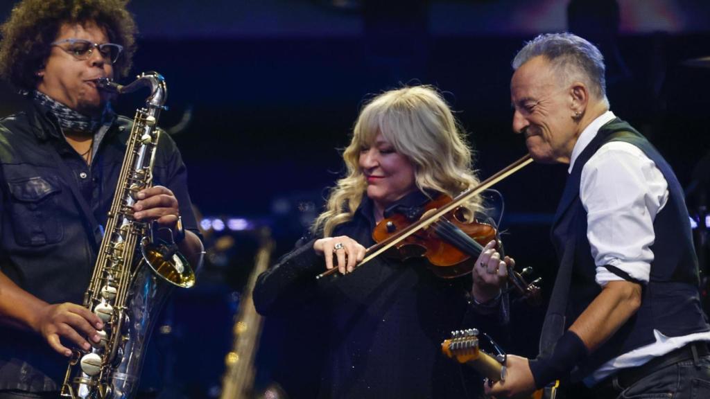 Bruce Springsteen, el saxofonista Jake Clemons y la violinista italiana Soozie Tyrell, acompañados por la E. Street Band en el Metropolitano. Foto: EFE / Juanjo Martín