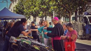 ¿En el mercadillo de qué pueblo ha sido visto como uno más el arzobispo de Toledo, Francisco Cerro Chaves?