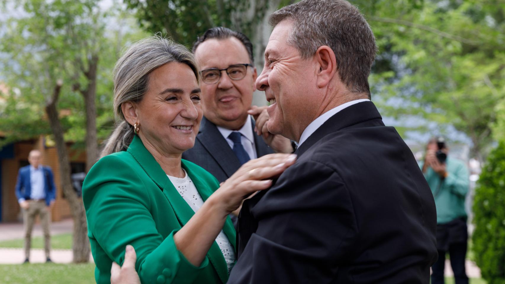 Emiliano García-Page y Milagros Tolón se han saludado amistosamente este miércoles en Albacete.