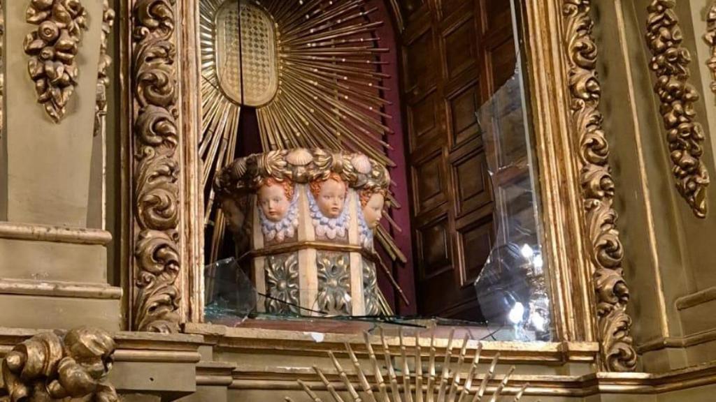 Altar sin la imagen de la virgen. Foto: Grupo de Whatsapp de 'Los 23 del Campo de Montiel'.