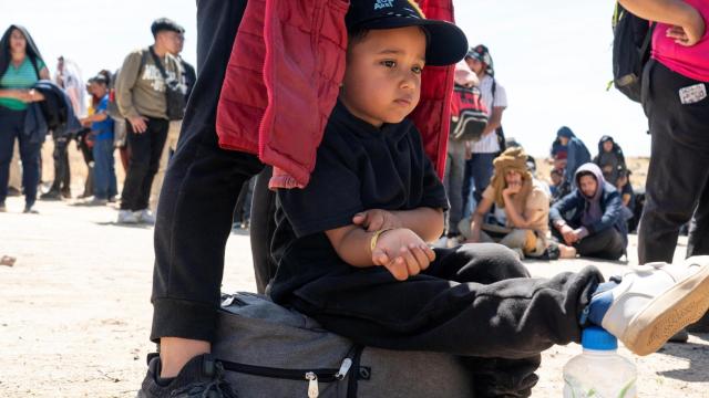 Un niño colombiano, solicitante de asilo, espera junto a su madre en la frontera sur de EEUU.