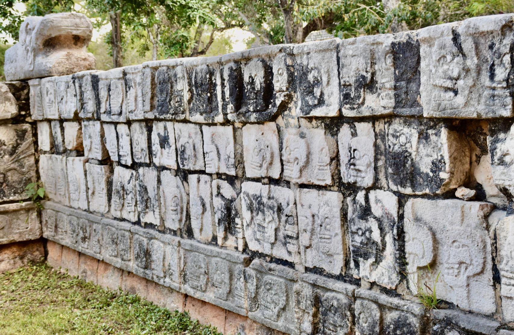 Tzompantli o altar de cráneos grabado en piedra en el centro de Chichén Itzá que señala la centralidad del sacrificio en la vida del asentamiento.