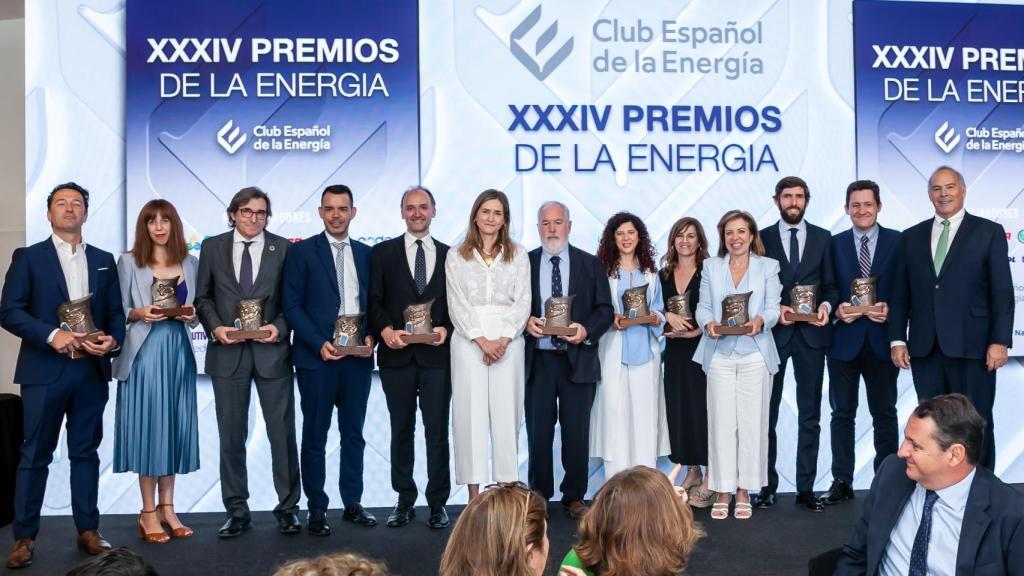Foto de familia con todos los premiados en la XXXIV Edición de los Premios de la Energía de Enerclub.