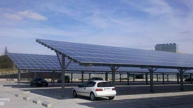 Paneles solares sobre las marquesinas de un aparcamiento.