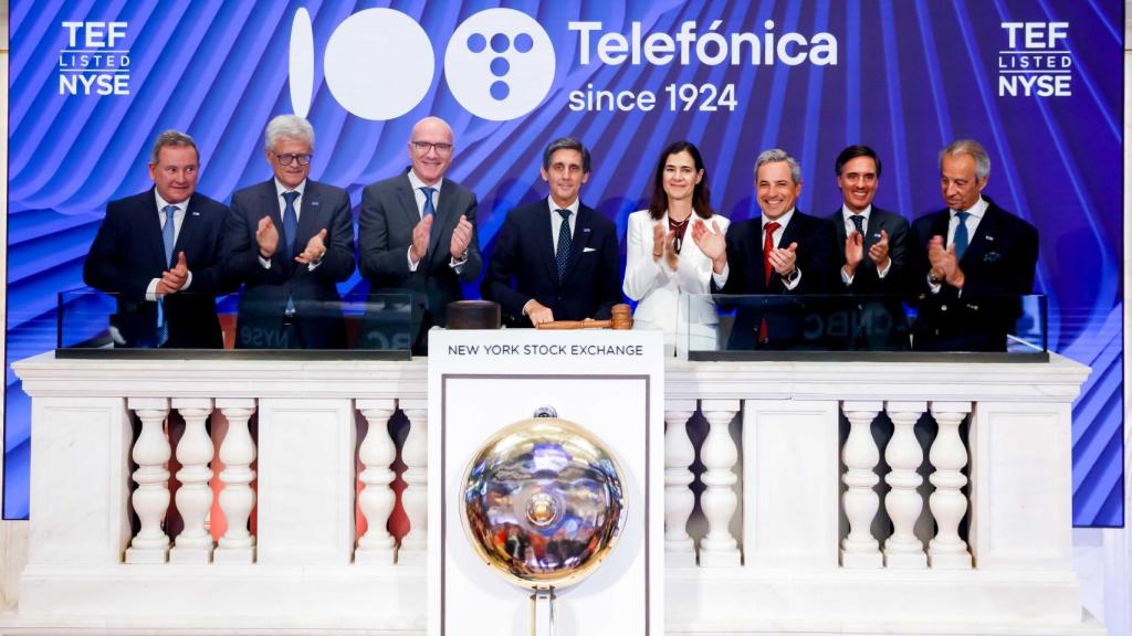 José María Álvarez-Pallete, presidente ejecutivo de Telefónica, junto a autoridades de Wall Street.