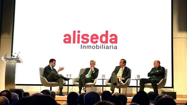 Jaime E. Navarro, Eduard Mendiluce (Aliseda), Íñigo Fernández de Mesa (Ceoe), Gonzalo Bernardos (economista) en una jornada de Aliseda Inmobiliaria sobre vivienda.