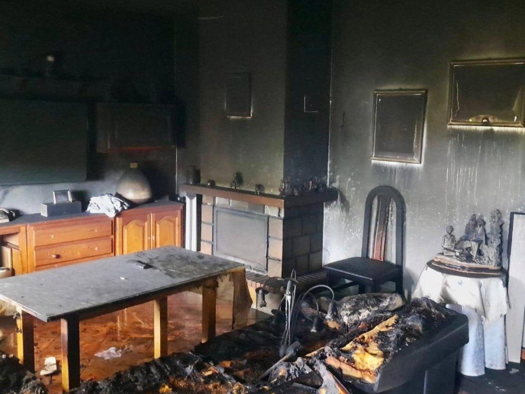 Imagen del interior de la vivienda afectada por el incendio en Tolox.