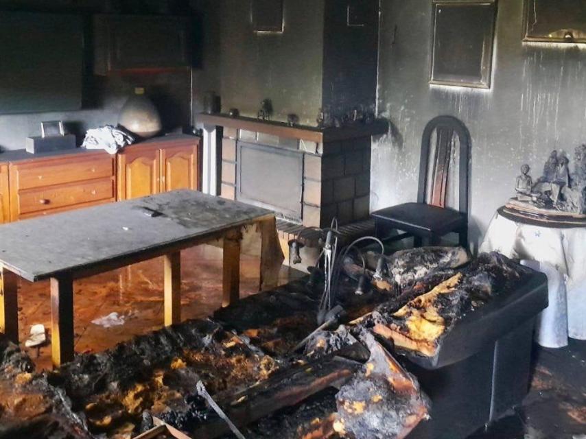 Imagen del interior de la vivienda afectada por el incendio en Tolox.