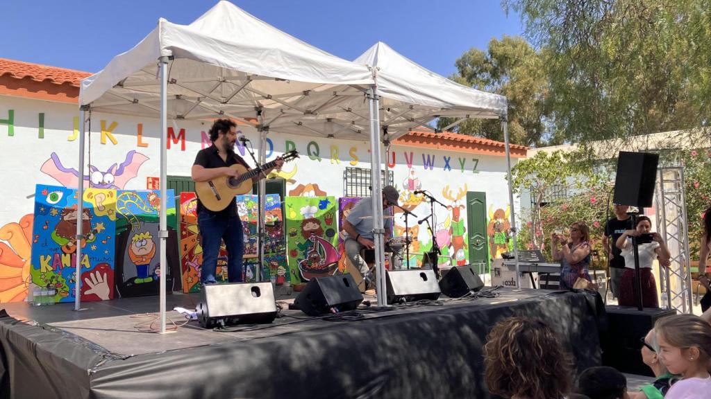 El Kanka dando un concierto en el colegio de Los Asperones