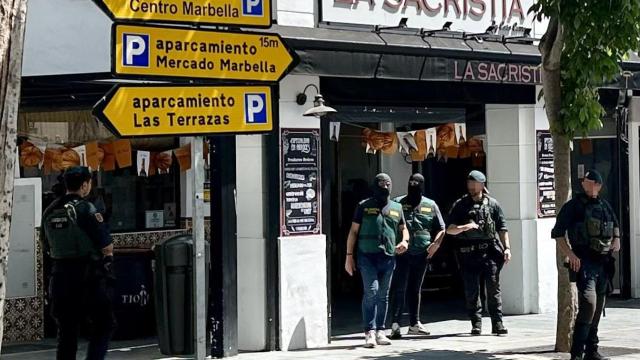 Agentes de la Unidad Central Operativa (UCO) de la Guardia Civil se han desplegado este miércoles en el centro de Marbella y han realizado al menos un registro en los bajos del mercado central en el marco de una operación policial de calado internacional, según han confirmado a EFE fuentes del instituto armado.
