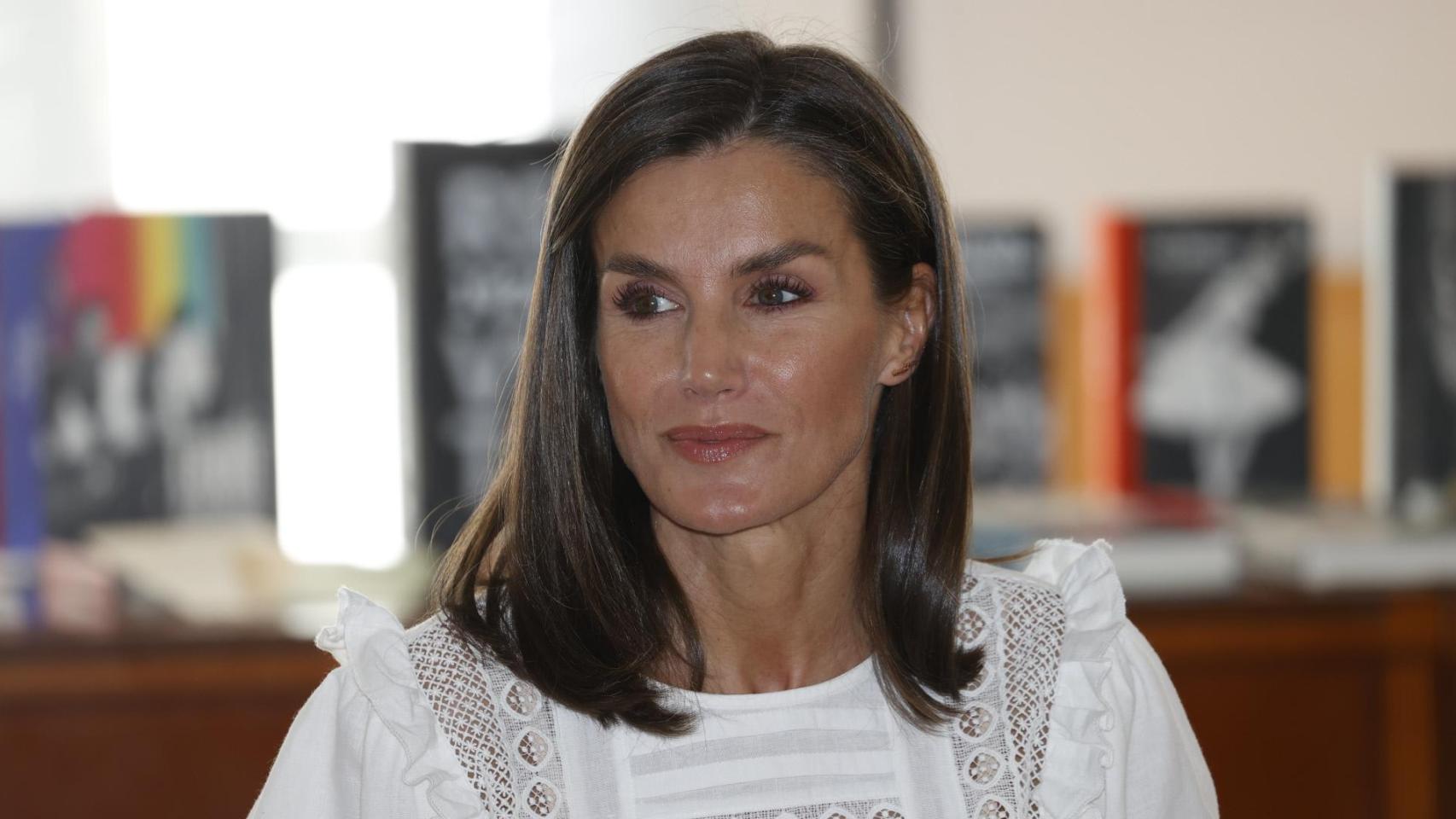 La reina Letizia con blusa romántica e ibicenca