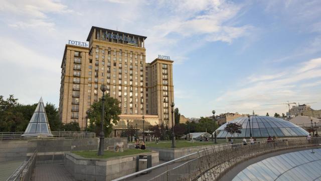 Vista del emblemático Hotel Ucrania desde la plaza de la Independencia de Kiev, más conocida como Maidán.