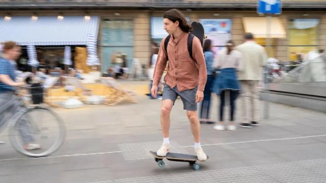 Un usuario utilizando el Liquid Skateboard