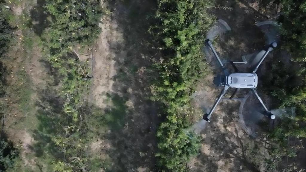 El dron sobrevolando el campo de pruebas