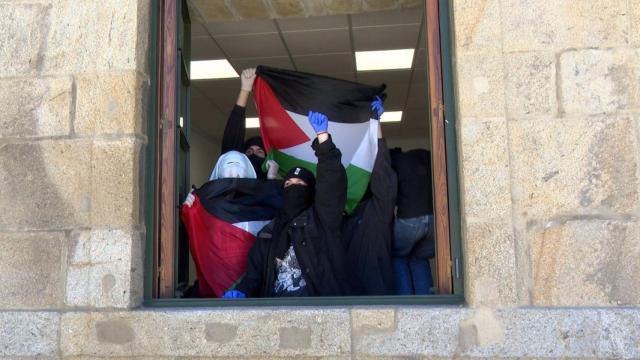 Estudiantes pro Palestina encerrados en el rectorado de la USC.