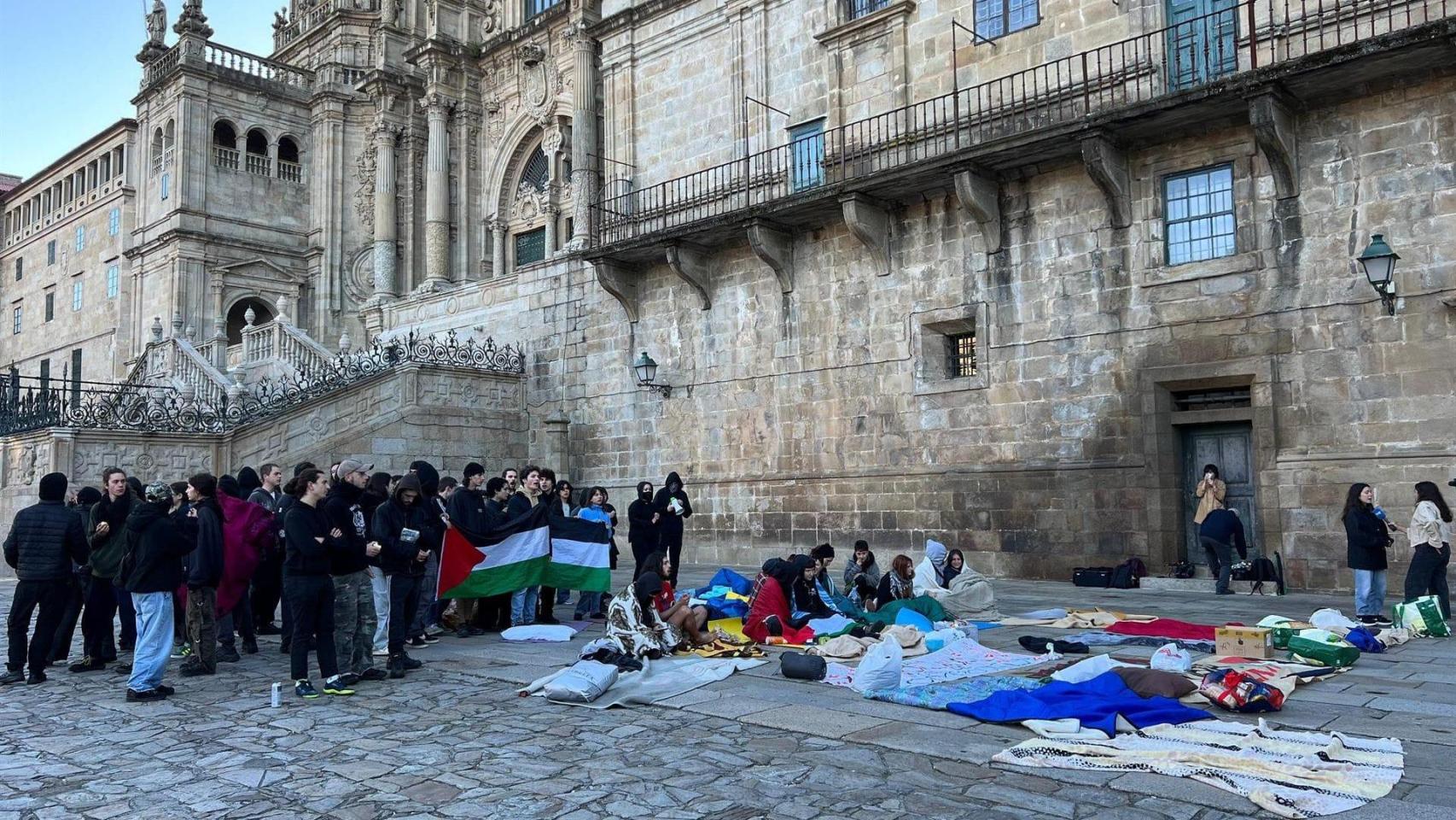 Estudiantes pro Palestina concentrados en la Praza do Obradoiro de Santiago.