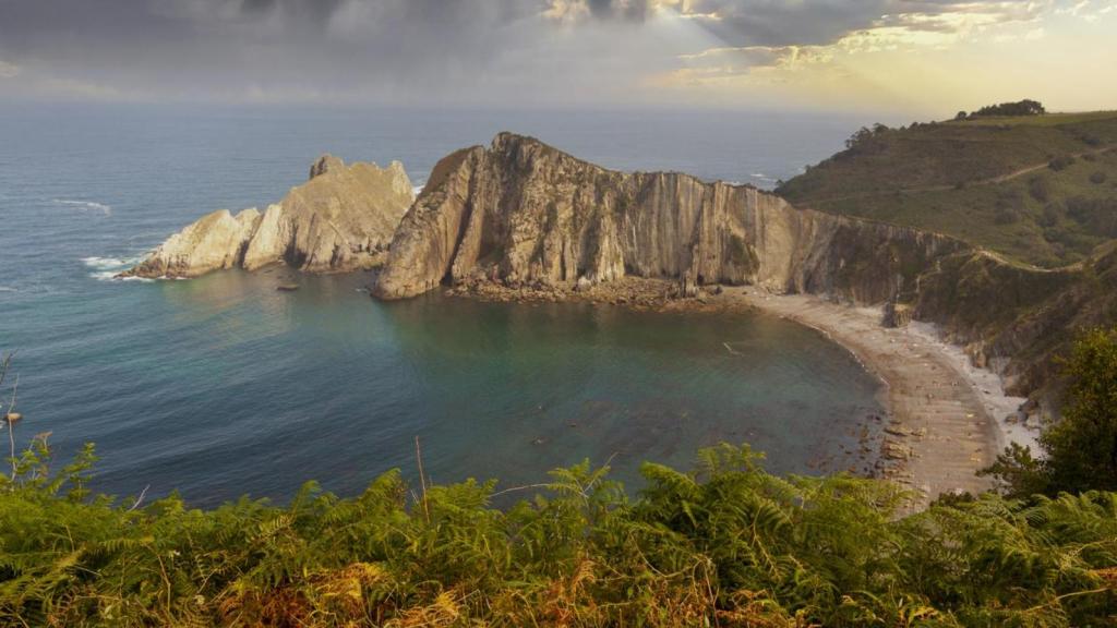 Esta es la playa más hawaiana de España: está en Asturias: es virgen y libre de masificaciones
