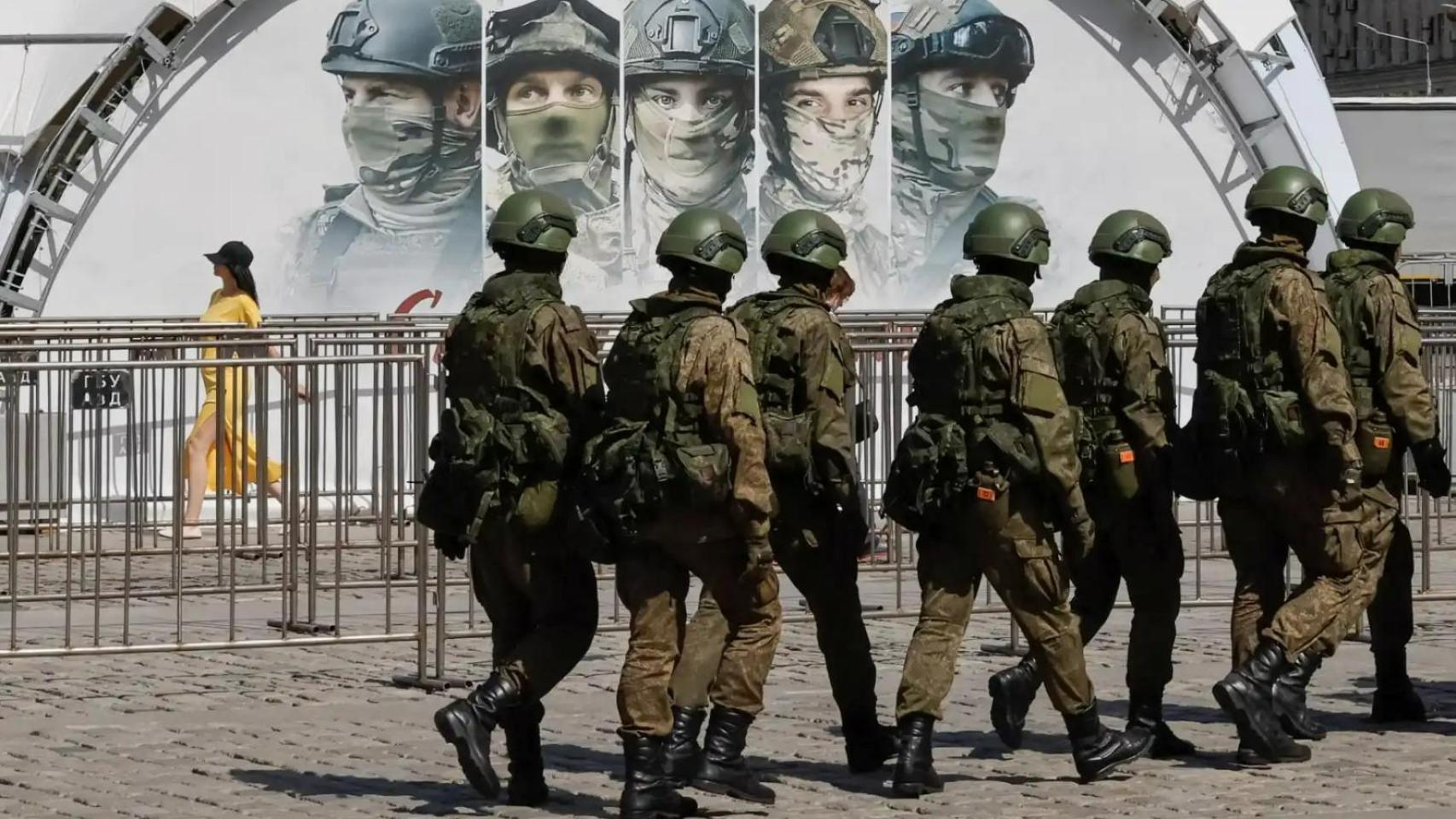 Militares rusos, en una exhibición de vehículos blindados de Ucrania capturados, en un museo al aire libre en Moscú. Reuters