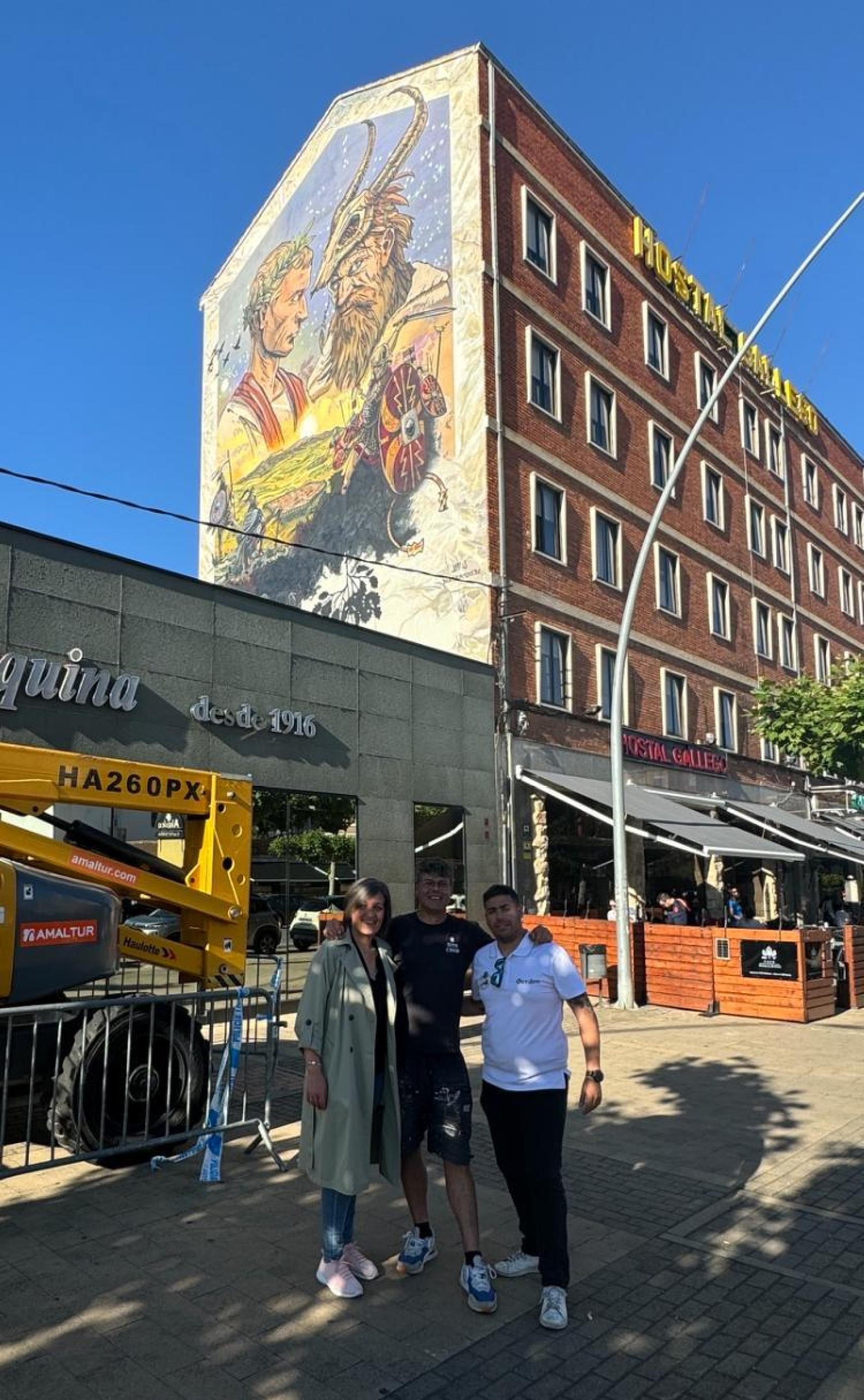 Inauguración del mural en la fachada del Hostal Gallego de Astorga