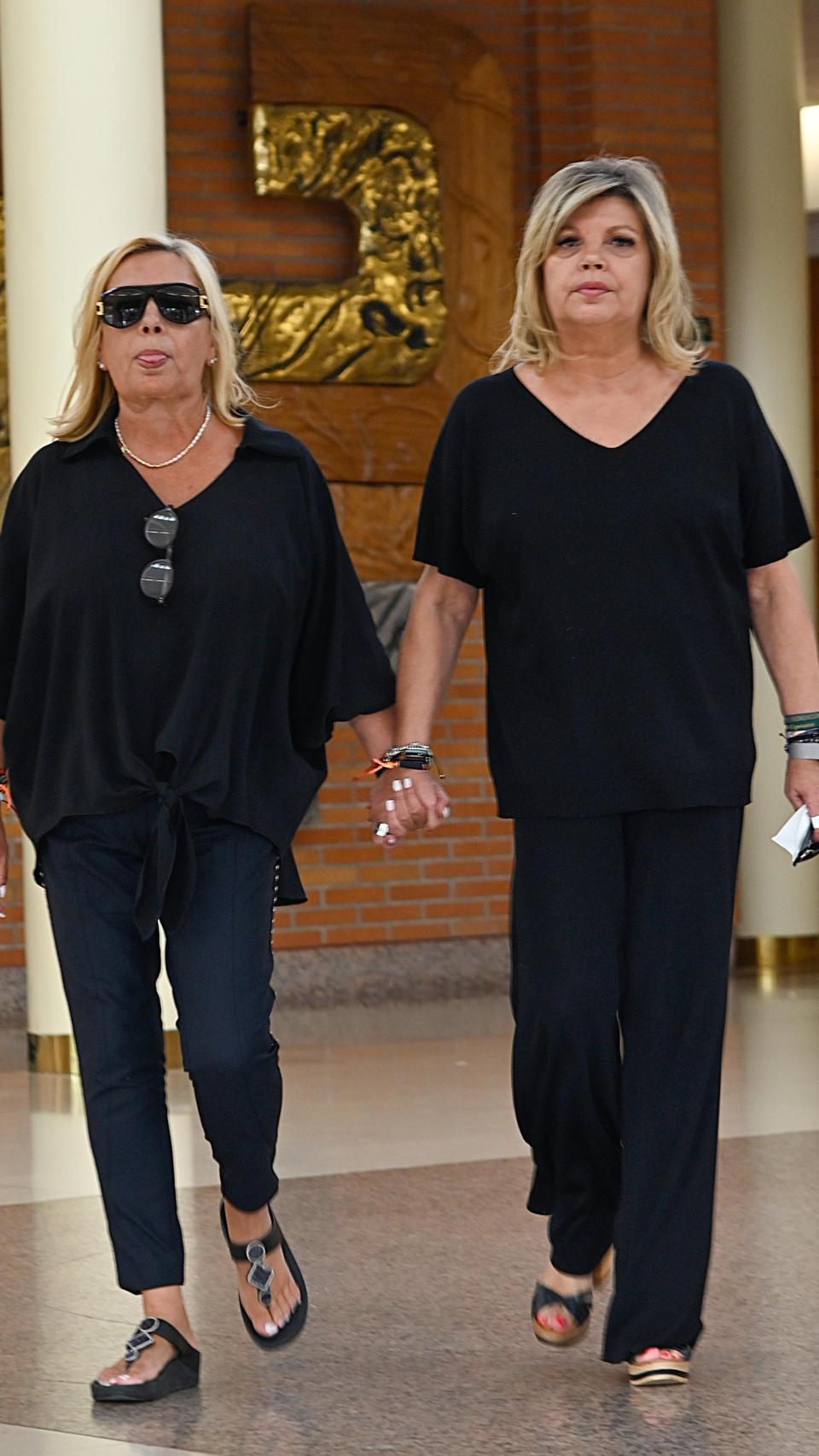 Carmen Borrego y Terelu Campos, tras el fallecimiento de su madre, en septiembre de 2023.