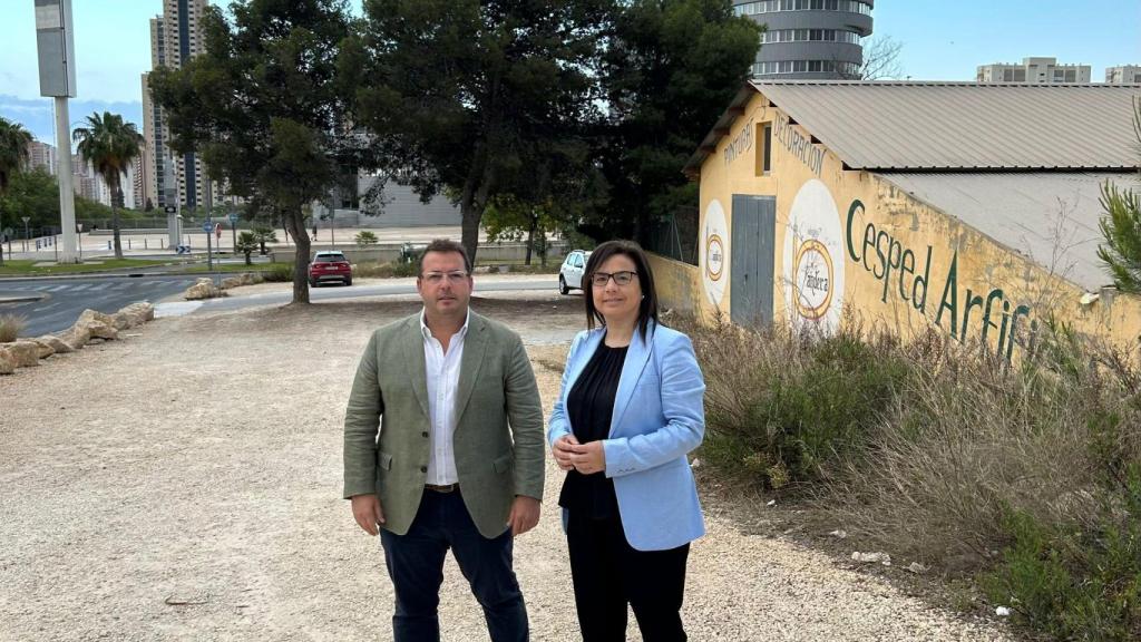 Los responsables de turismo e interior del Partido Popular, el senador por Alicante, Agustín Almodóbar y la diputada por Ourense, Ana Belén Vázquez, en los terrenos cedidos para la comisaría por el Ayuntamiento de Benidorm.