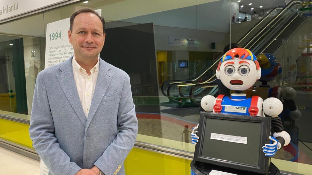 El director del área de Patrimonio, Pedro Martín Lerones, junto a un robot de CARTIF en su exposición del Museo de la Ciencia