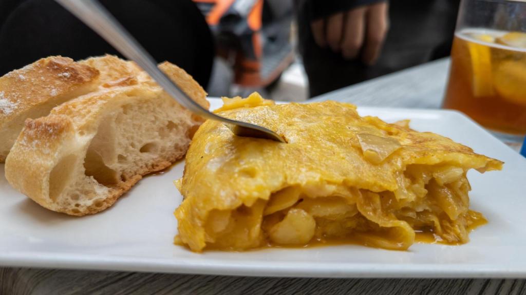 Una ración de tortilla de patatas.