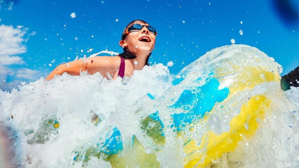 Chica disfrutando del agua en un acuapark.