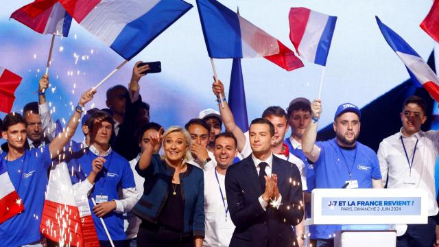 Marine Le Pen y Jordan Bardella celebrar sus magníficos resultados en las elecciones europeas.