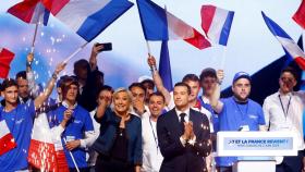 Marine Le Pen y Jordan Bardella celebrar sus magníficos resultados en las elecciones europeas.