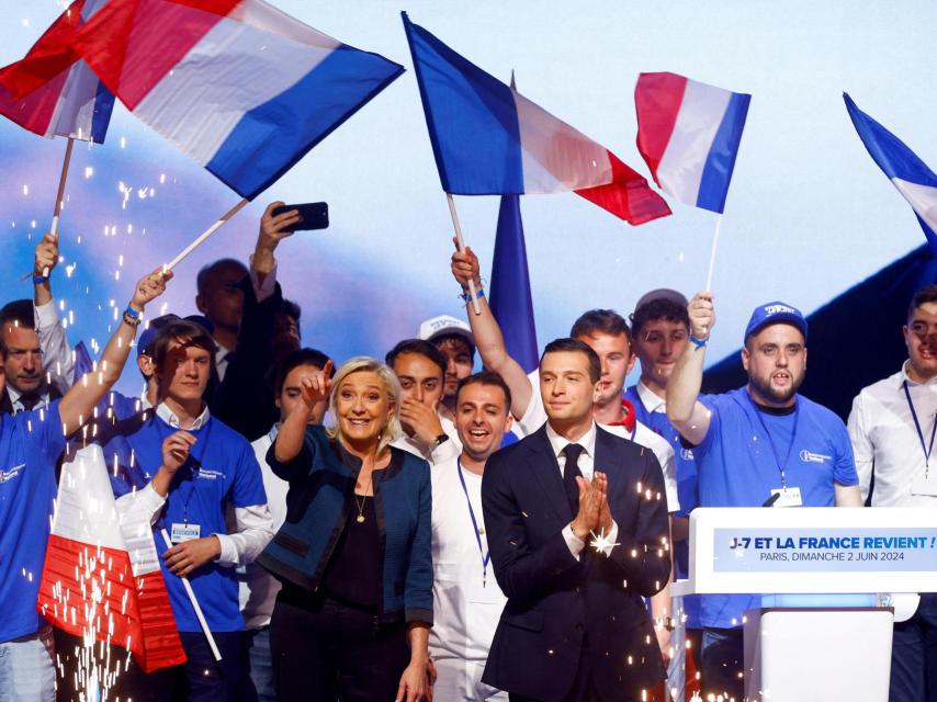 Marine Le Pen y Jordan Bardella celebrar sus magníficos resultados en las elecciones europeas.