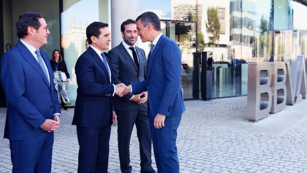 Pedro Sánchez, presidente del Gobierno, saluda a Carlos Torres, presidente de BBVA, con Carlos Cuerpo, ministro de Economía, de fondo.