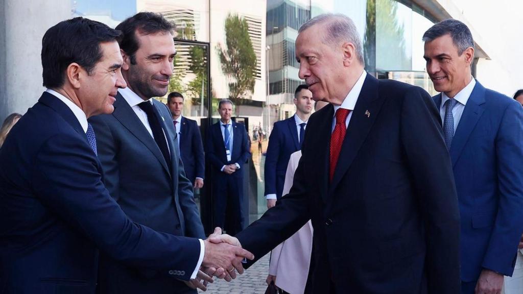 Carlos Torres, presidente de BBVA, recibe a Recep Tayyip Erdogan, presidente de Turquía, el jueves en la sede del banco, ante la presencia de Pedro Sánchez, presidente del Gobierno, y Carlos Cuerpo, ministro de Economía, Comercio y Empresa.