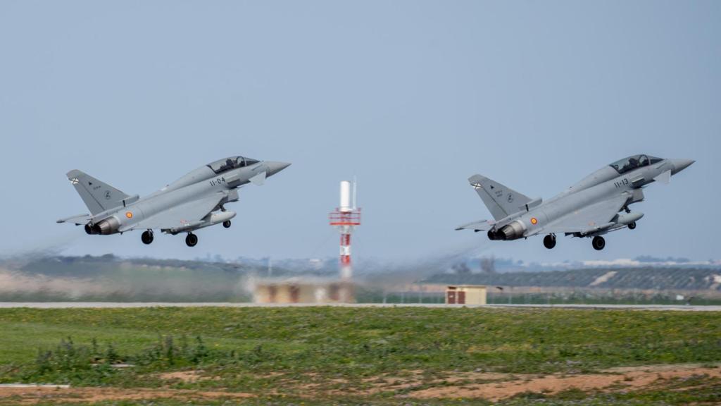 Dos Eurofighter despegan en Morón.