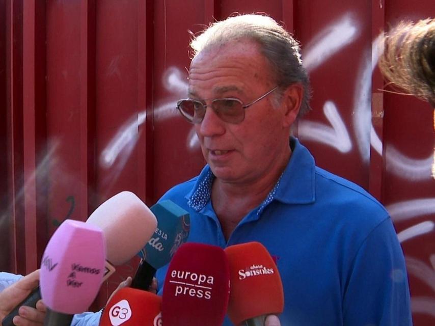 Bertín Osborne en la plaza de toros de San Agustín de Guadalix atendiendo a los medios de comunicación.