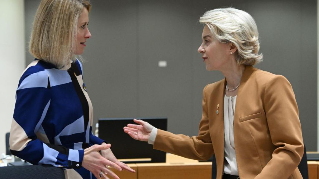 La primera ministra de Estonia, Kaja Kallas, conversa con la presidenta Ursula von der Leyen durante un Consejo Europeo