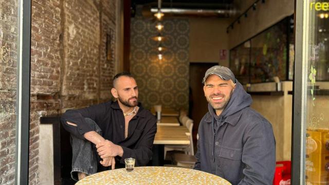 El libanés Alex Mteinyel y el venezolano Manu Manzano, socios y propietarios de Makan en su nuevo restaurante de Malasaña.