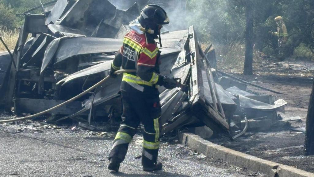 Los Bomberos de Zamora sofocando el incendio