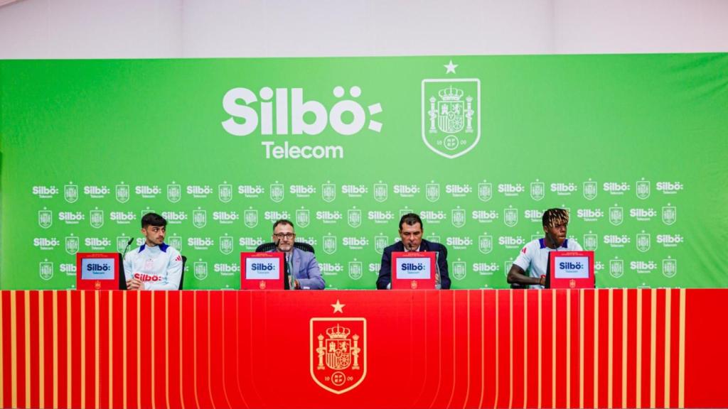 Pedri y Nico Williams durante la firma del acuerdo de patrocinio entre Silbö Telecom y la RFEF.