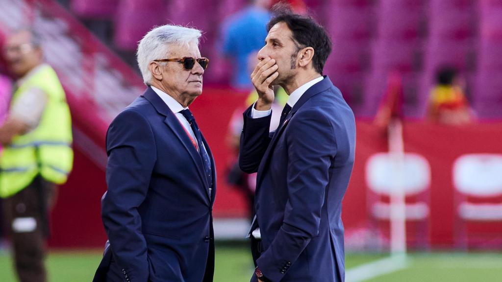 Pedro Rocha y Antonio Retamosa (Jesy) conversan en el césped antes de un partido de la selección española.