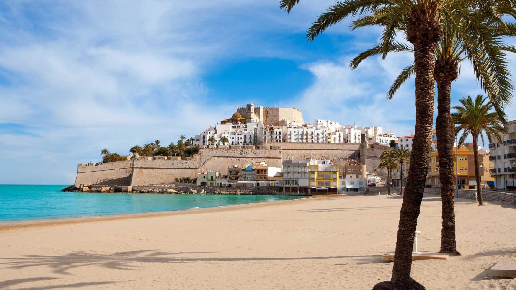 Una playa de Peñíscola con el Castillo de Papa Luna de fondo.