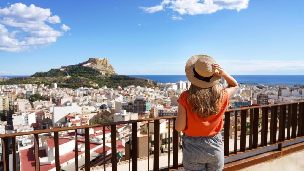 La ciudad de Alicante con el Castillo de Santa Bárbara de fondo.